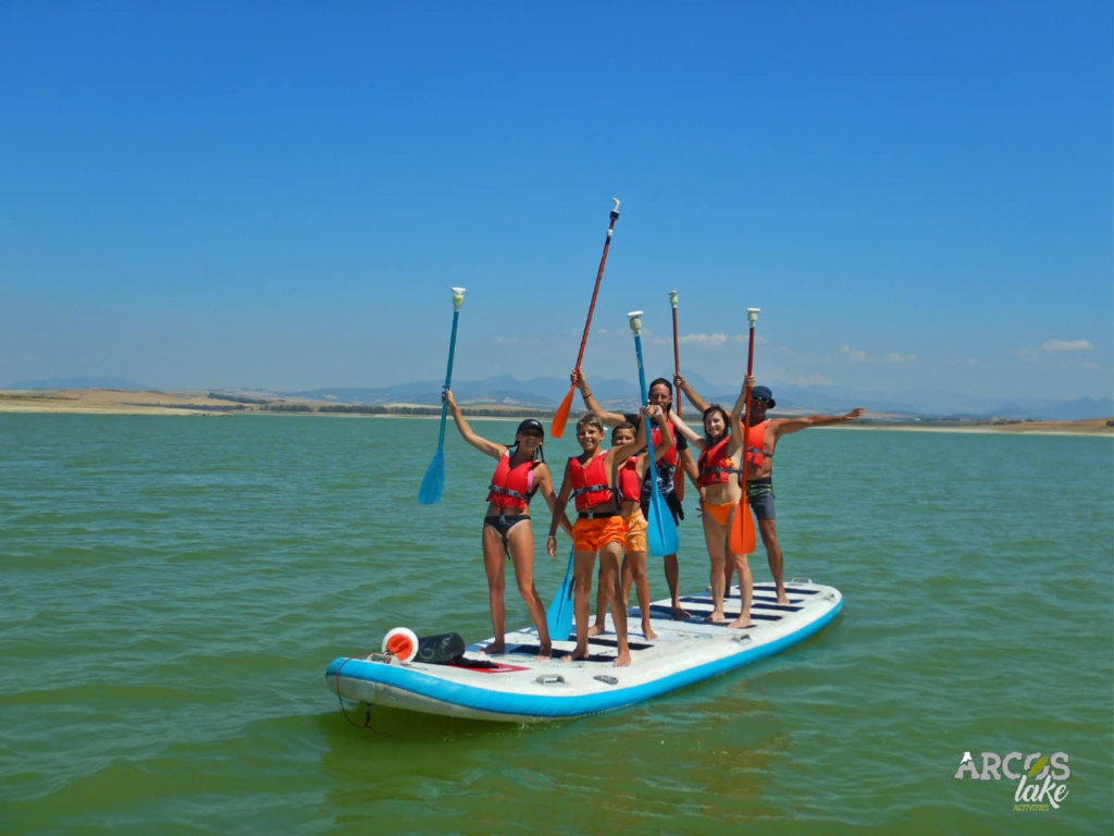 varias personas sobre un paddle gigante
