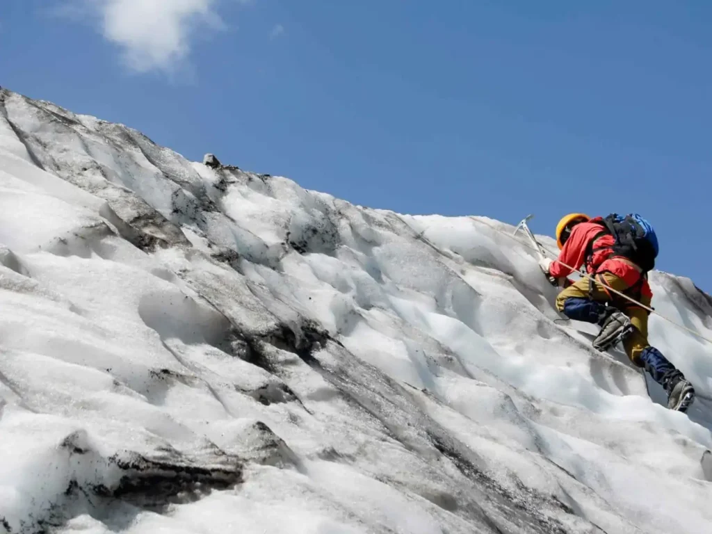 un hombre escalando en la nieve
