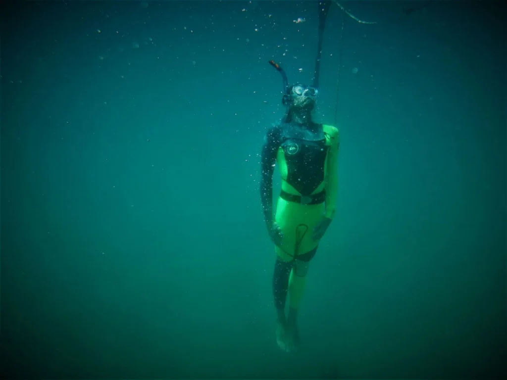una persona practicando apnea
