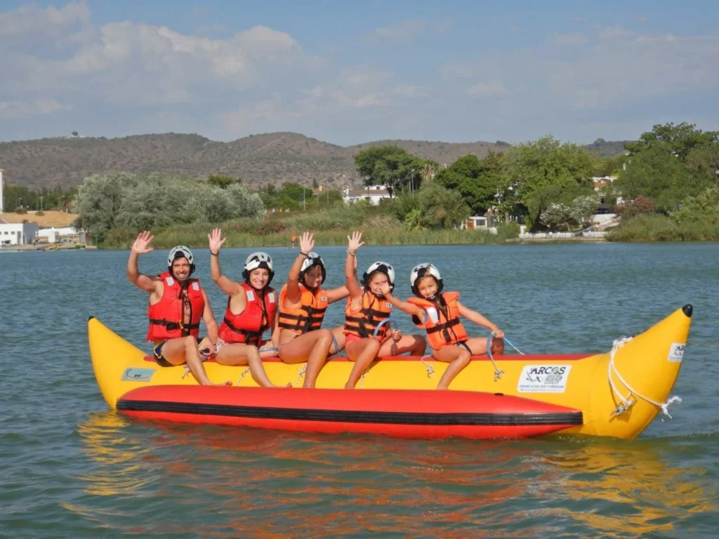 varias personas en una banana en el lago de arcos