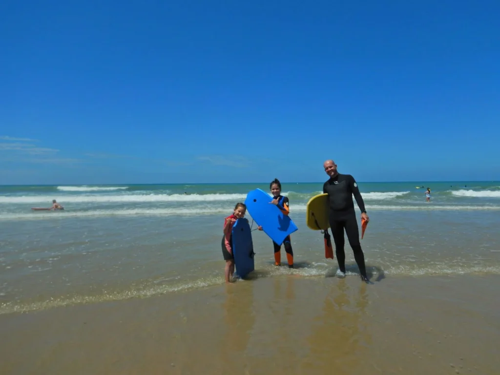 una familia practicando bodyboard