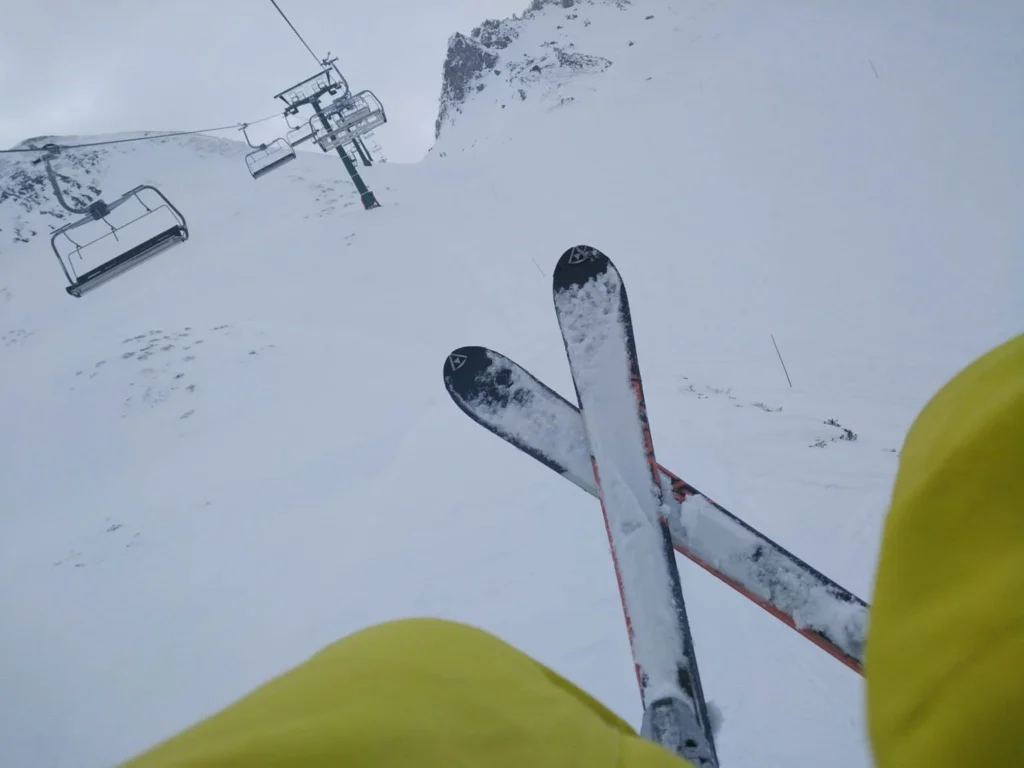 una persona en un telesilla en la nieve