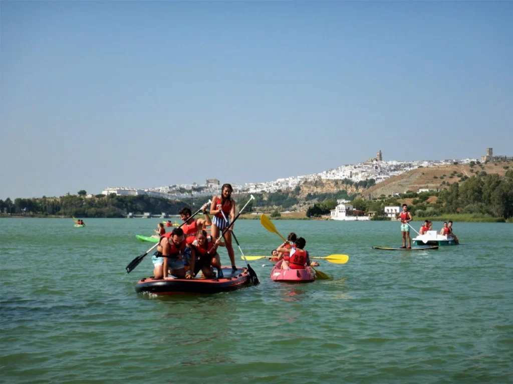 varias personas sobre un paddle gigante