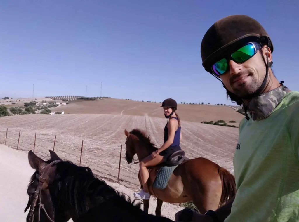 una pareja paseando en caballo