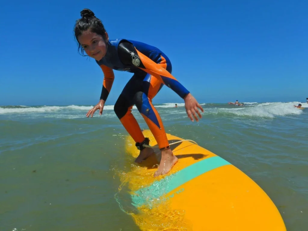 una chica practicando surf en la costa gaditana