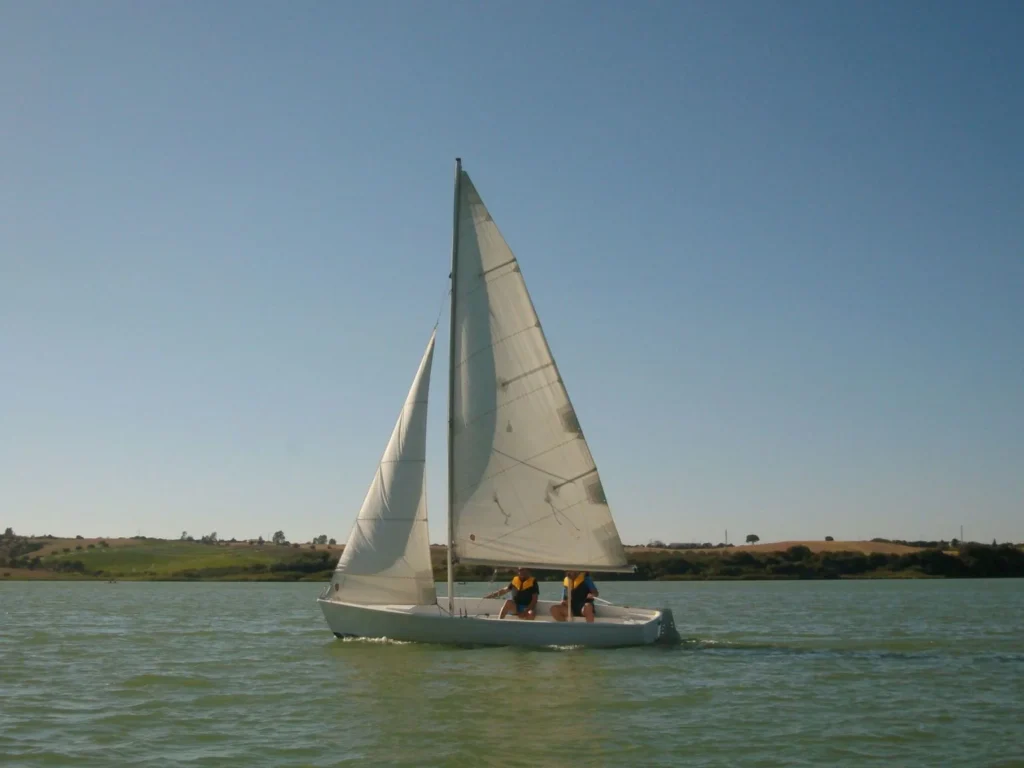 un velero pequeño