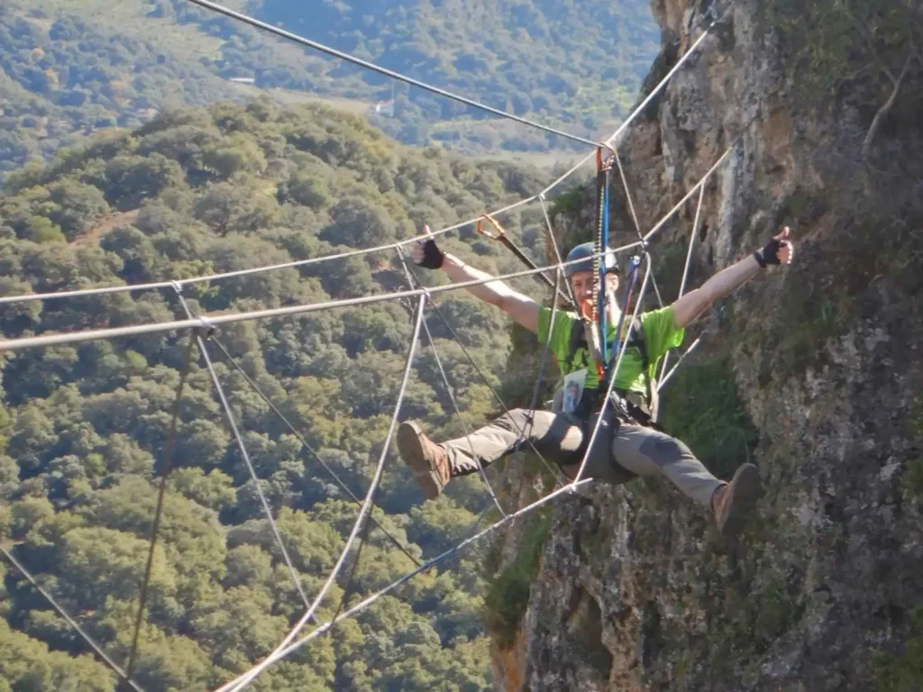 un chico en una vía ferrata