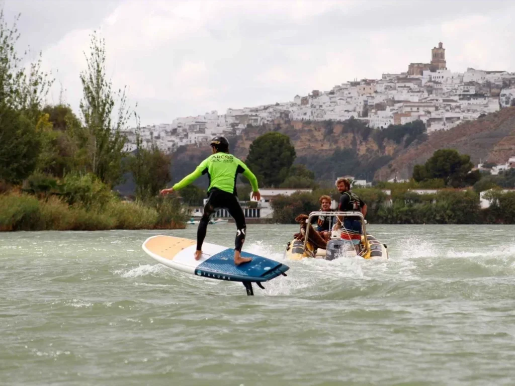 un chico practicando wakefoil