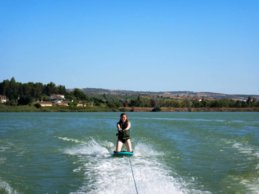 una chica practicando wakeboard