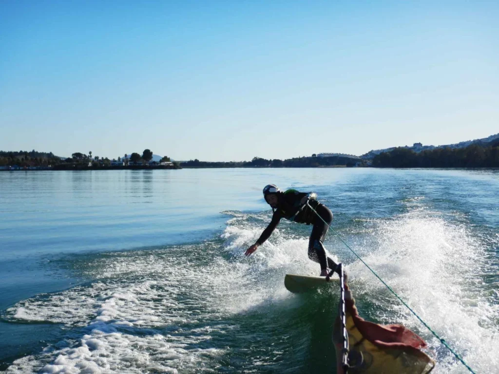 hombre practicando wakesurf