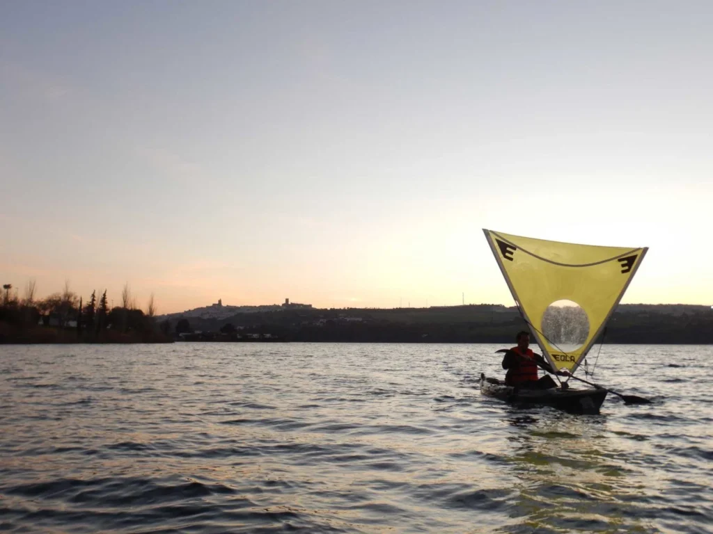 un hombre practicando windkayak en el lago de arcos